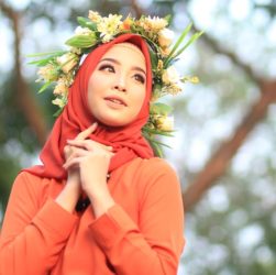 Le hijab est un terme général utilisé pour désigner un vêtement qui couvre la tête et le corps des femmes musulmanes.
